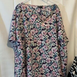 Lane Bryant 5X Blouse/Top- Floral Tunic Short Sleeves. Slenderizing V- Neck EUC